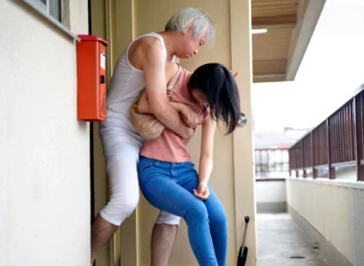 Cô gái mới cưới bị bố chồng già lạm dụng