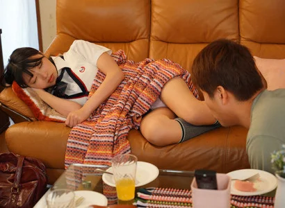 Gã này đang xử em gái mới lớn của người yêu