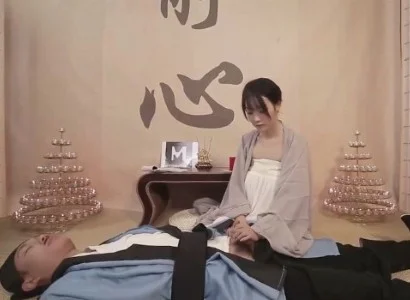 Vị nữ tu xinh đẹp lo lắng cho vị đạo sĩ bị thương