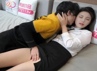 Cô thư ký xinh bí mật phang với sếp vì tiền