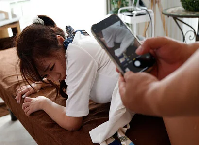 Nhân viên triệt lông không nhịn được nên phang luôn