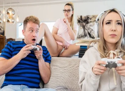 cô nương ham chơi game đến mức bị bạn thân giành mất người yêu