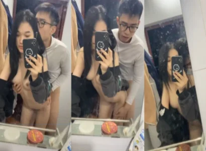 Cặp bạn sinh viên quan hệ nhau trước gương