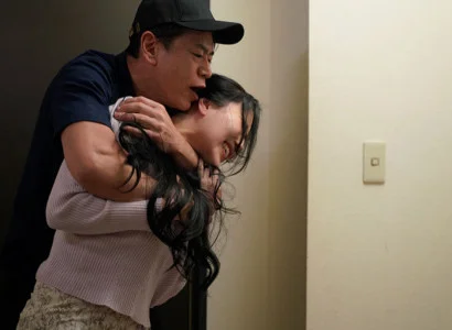 Nữ ca sĩ bị fan thô bạo xâm hại vì dáng vẻ quá ngon