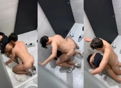 Hai người trong WC quán bar quan hệ tình dục trong WC