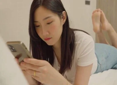 Vợ vụng trộm với gã nhân viên giao hàng